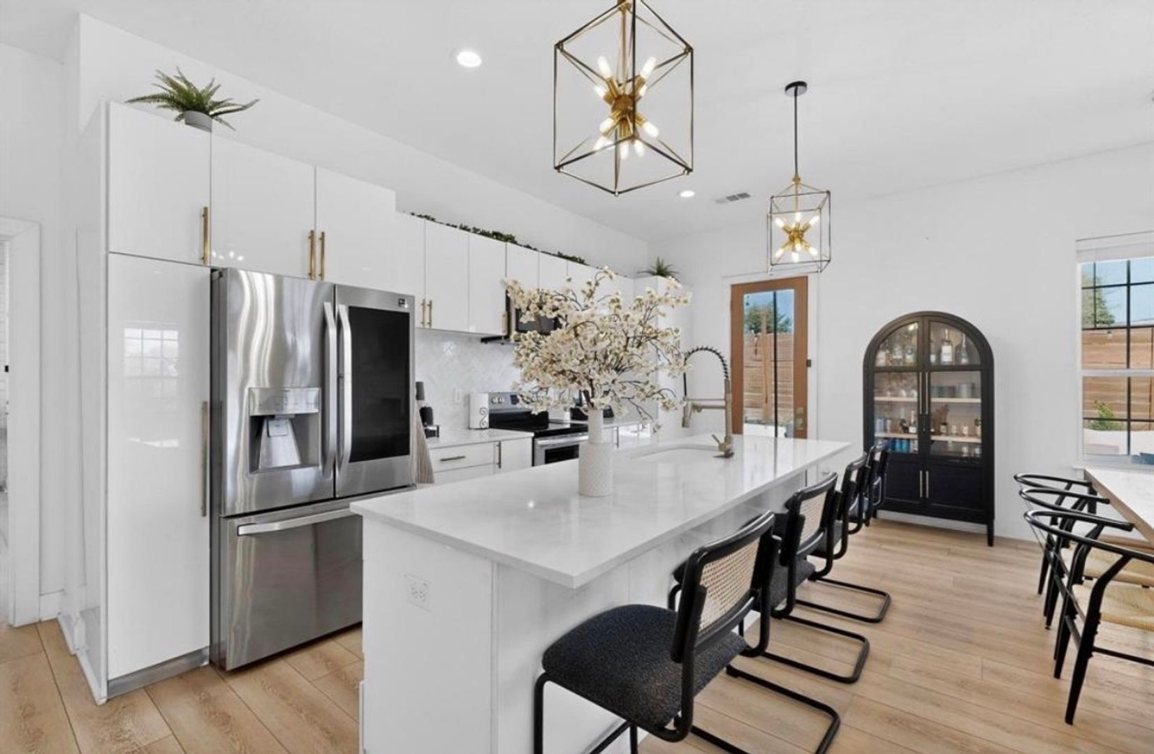 Dallas House: 3889 Sam Cir