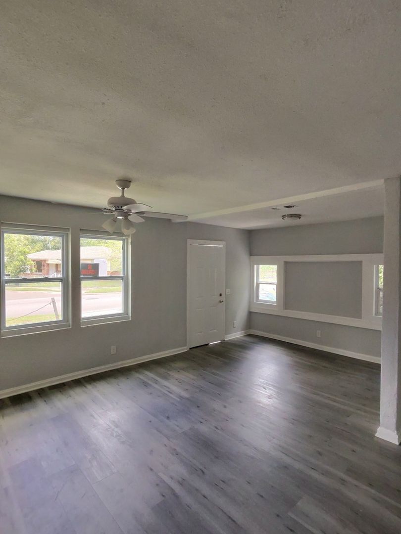 Jacksonville House: 1080 W 13th St