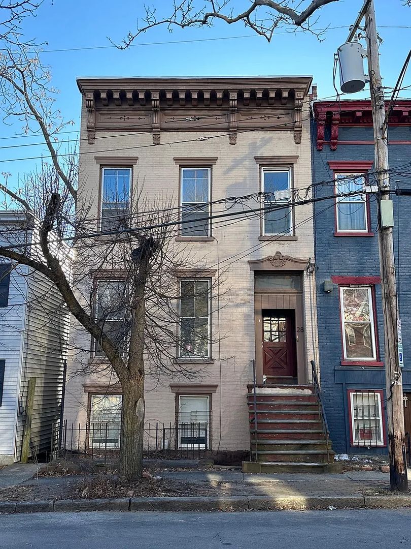 Albany Townhome: 28 Myrtle Ave