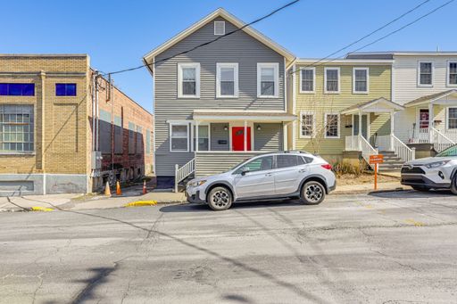 Renovated 2 Bedroom + Den w/ Private Garden Access