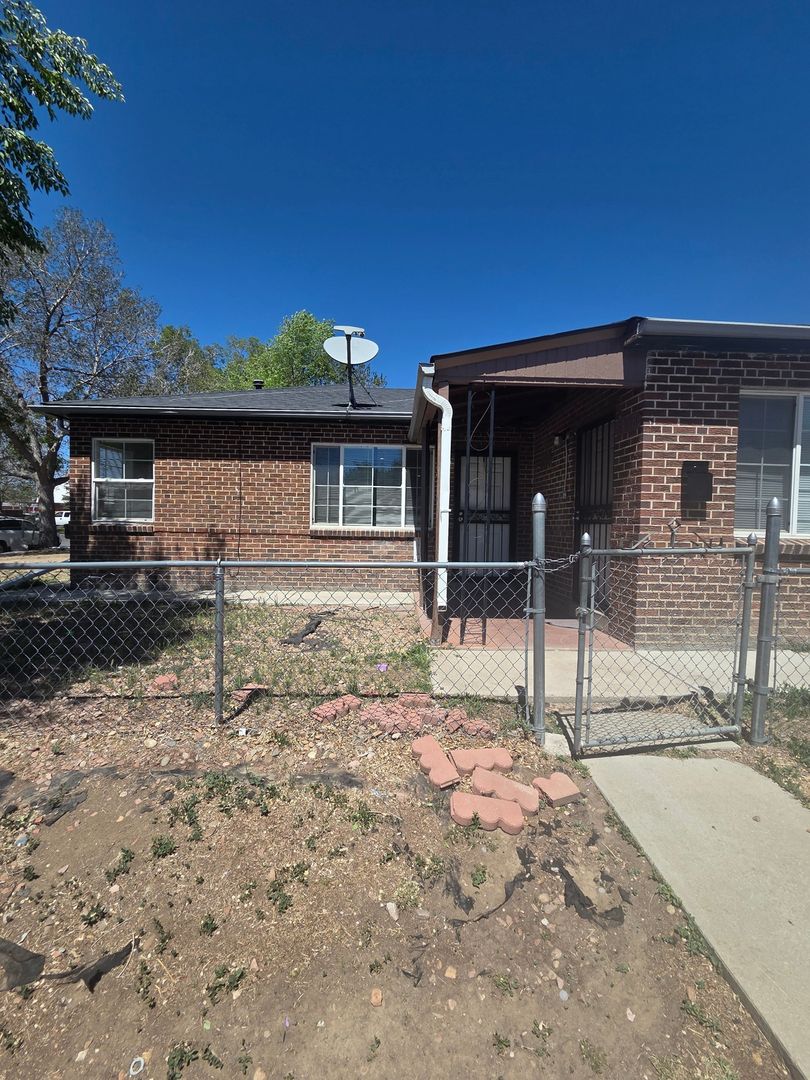 Aurora Townhome: 1910 Oswego St