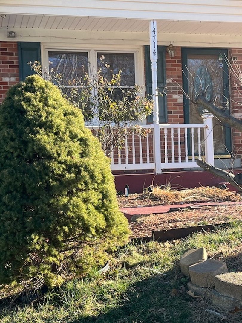 Woodbridge House: 14714 Edgewater Dr