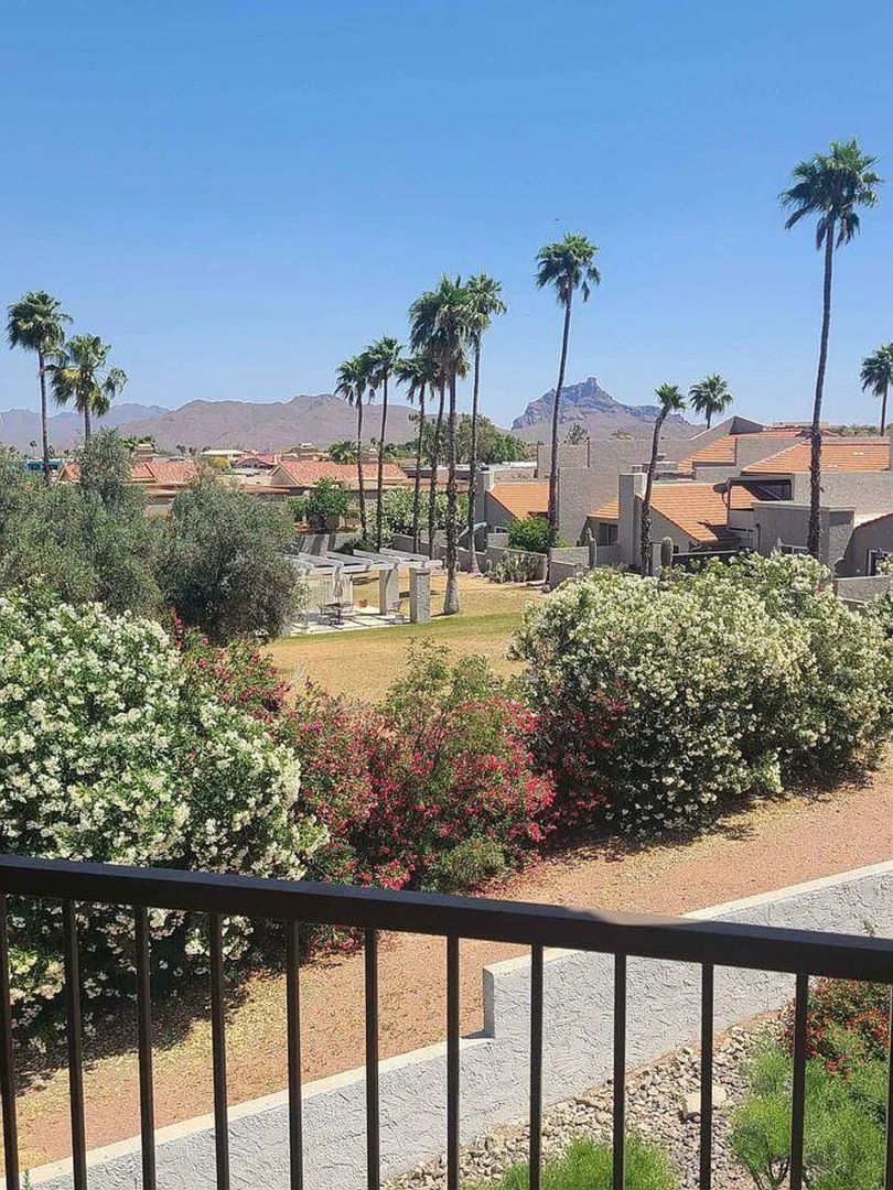 Fountain Hills House: 16616 E Gunsight Dr