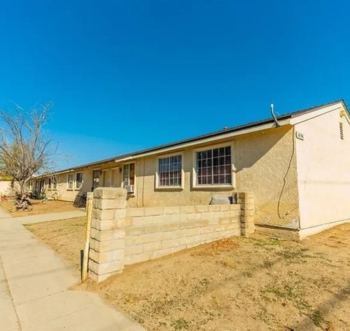 Fontana Condo: 16594 Orange Way