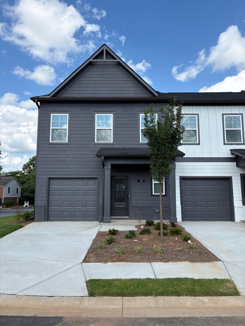 Adairsville House: 134 Lauren St