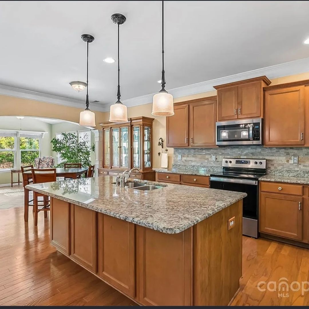 Statesville House: 117 E Heart Pine Ln