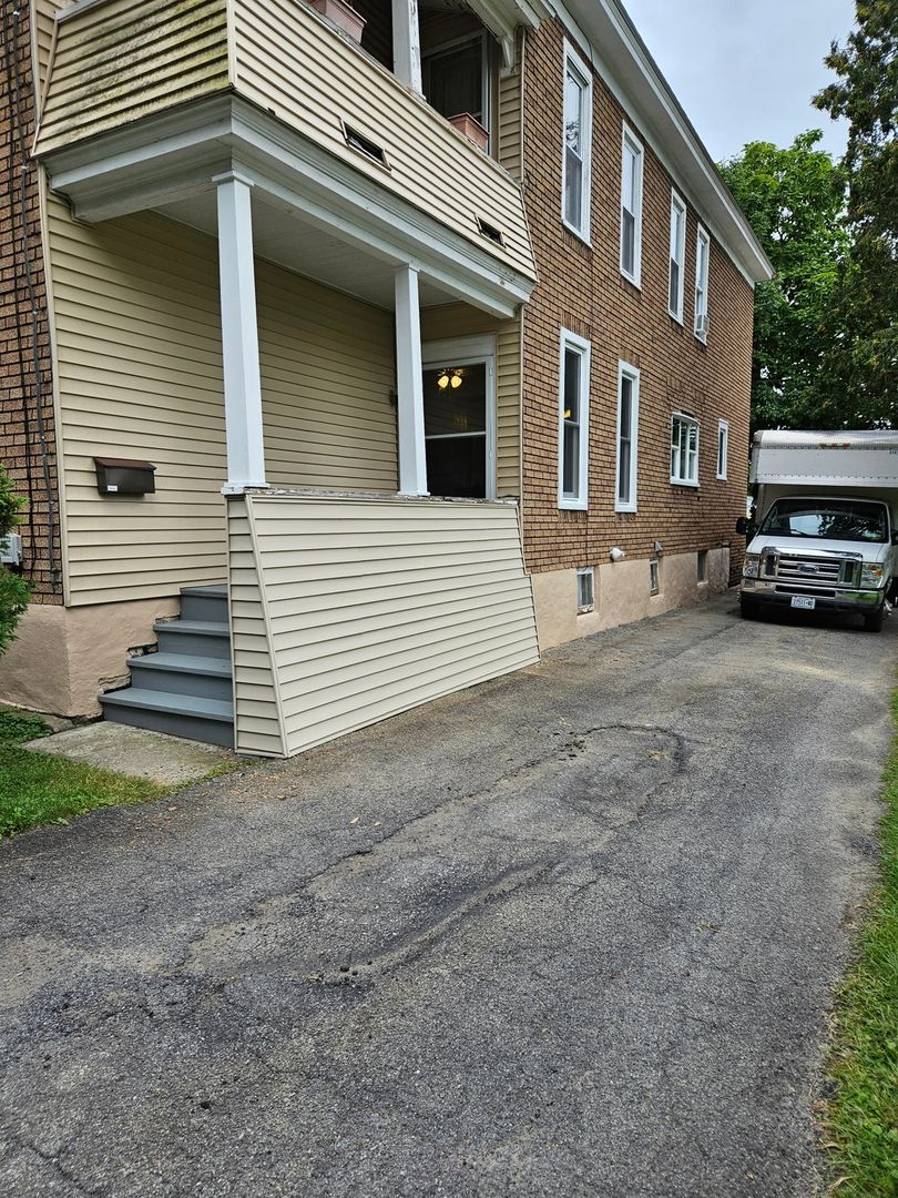 Amsterdam Townhome: 43 1st St