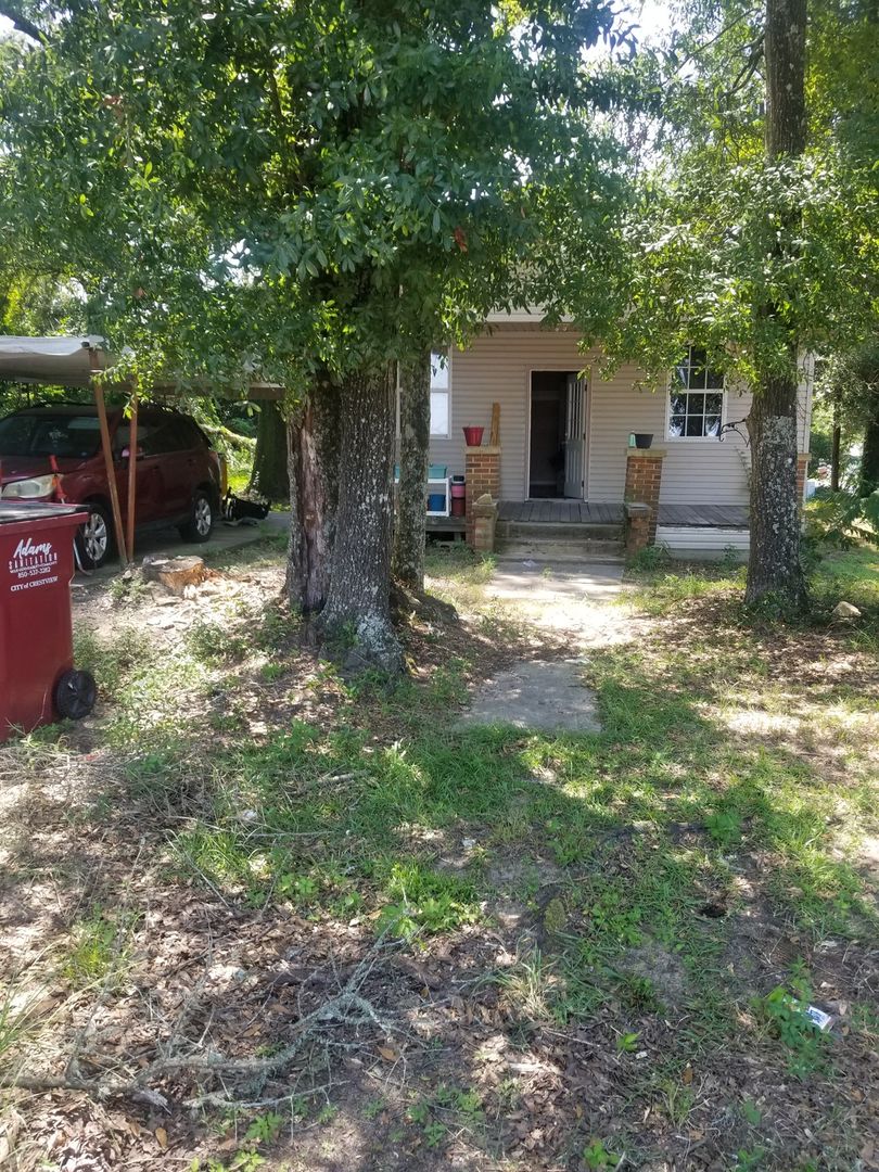 Crestview House: 398 N Spring St