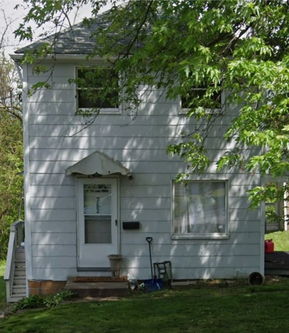 Clairton House: 753 E Dr