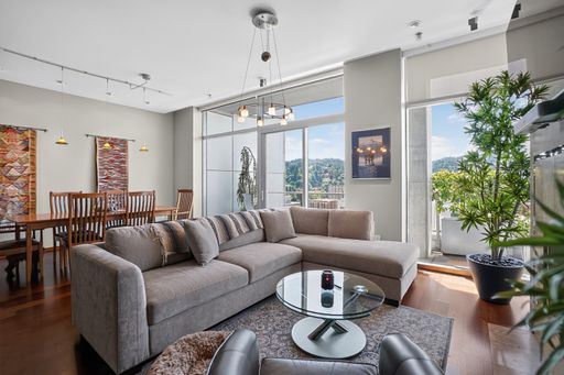 Stylish 2BR Penthouse in Downtown Portland – photo 1