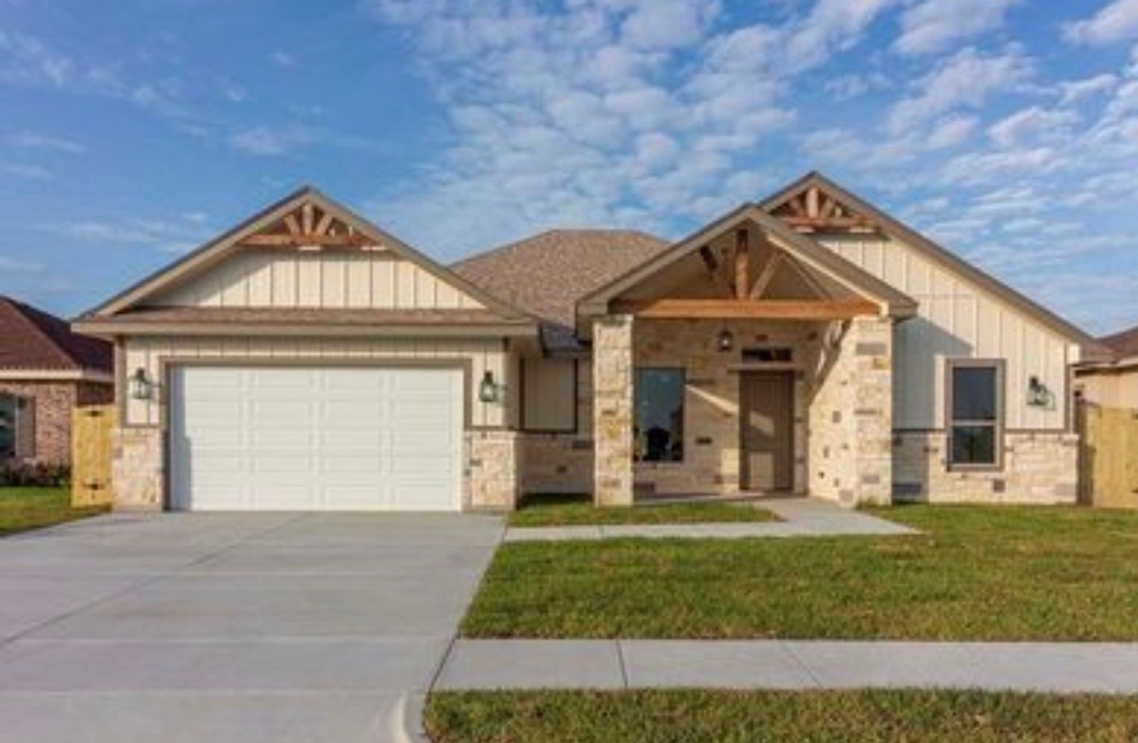 Los Fresnos House: 9348 N Queen Palm