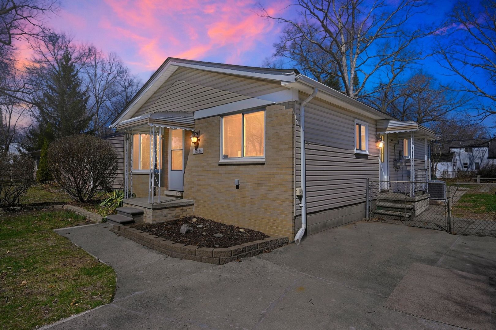 Westland House: 35046 Rosslyn St