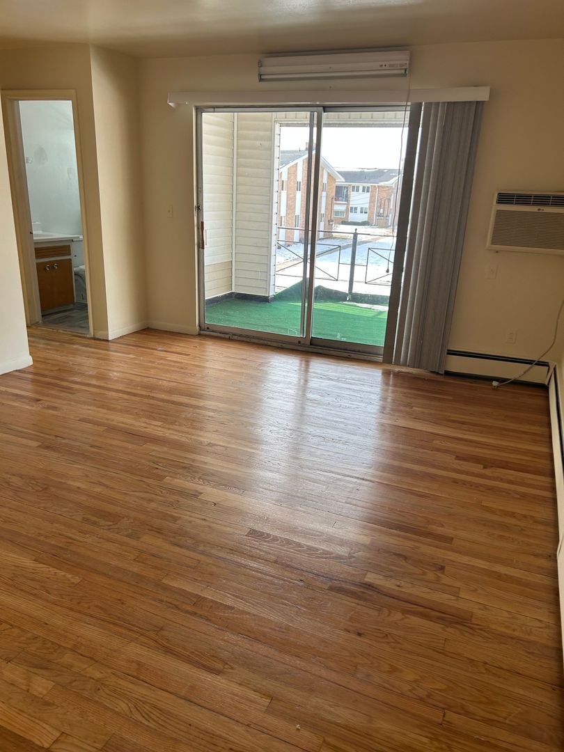 Warren Townhome: 29206 Longview Ave