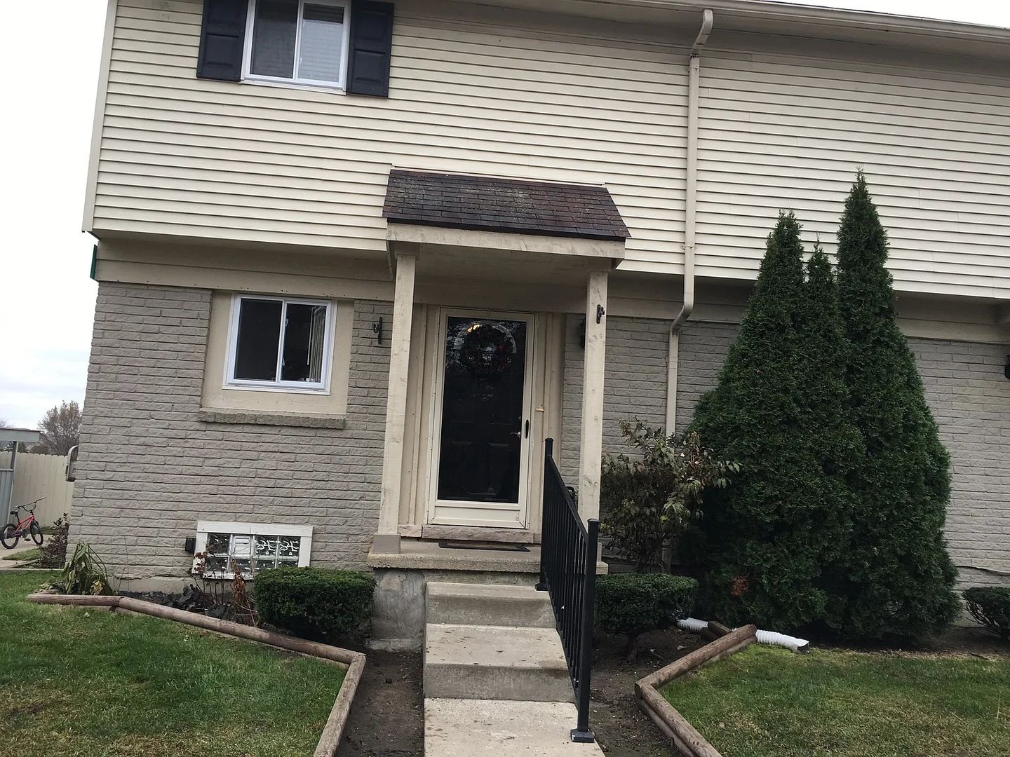 Utica Condo: 2280 Orchard Crest St