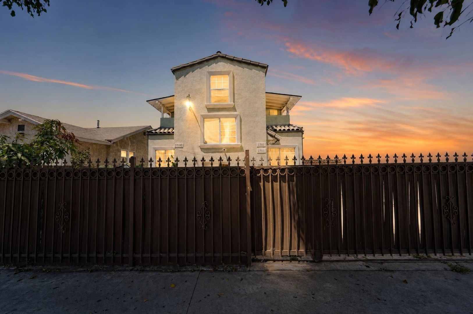 Los Angeles Townhome: 2703 Alsace Ave