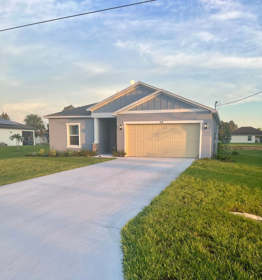 Fort Myers House: 858 Rue Labeau Cir