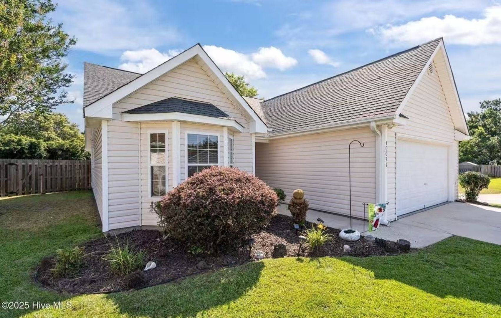 Leland House: 10024 Birch Pl