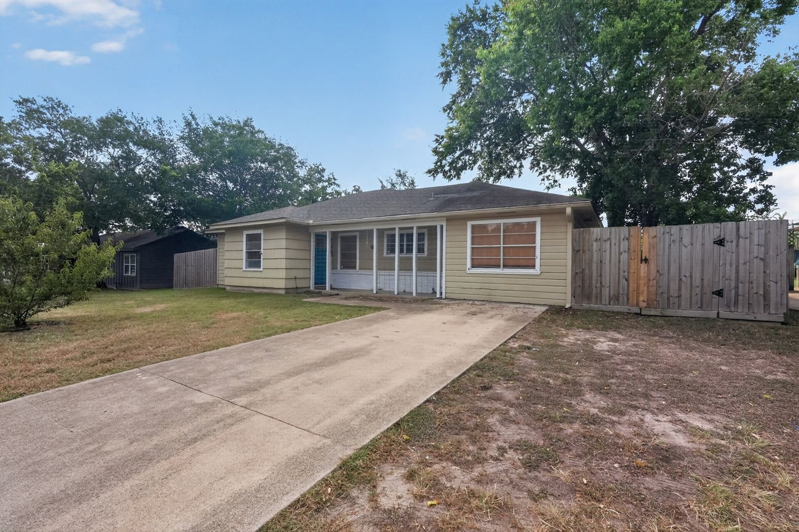 Bryan House: 725 Mary Lake Dr