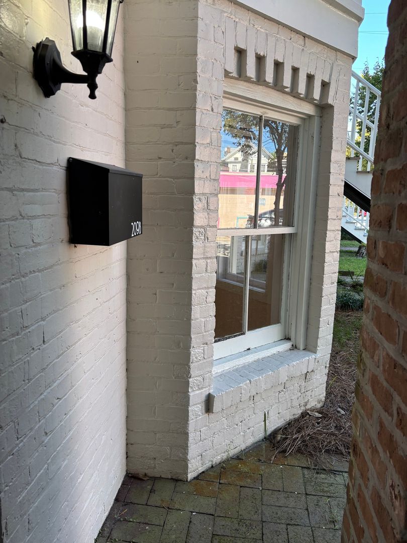 Savannah Townhome: 209 E Duffy St