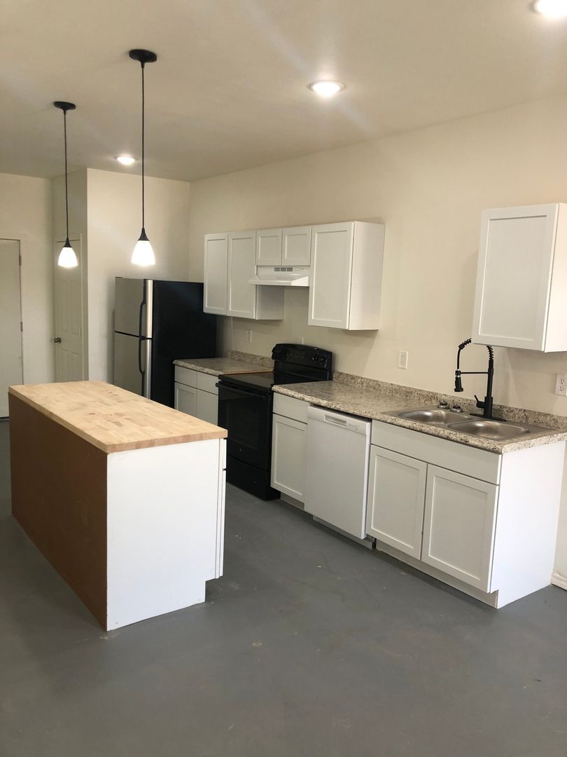 Lindale Townhome: 22404 Matins Ln