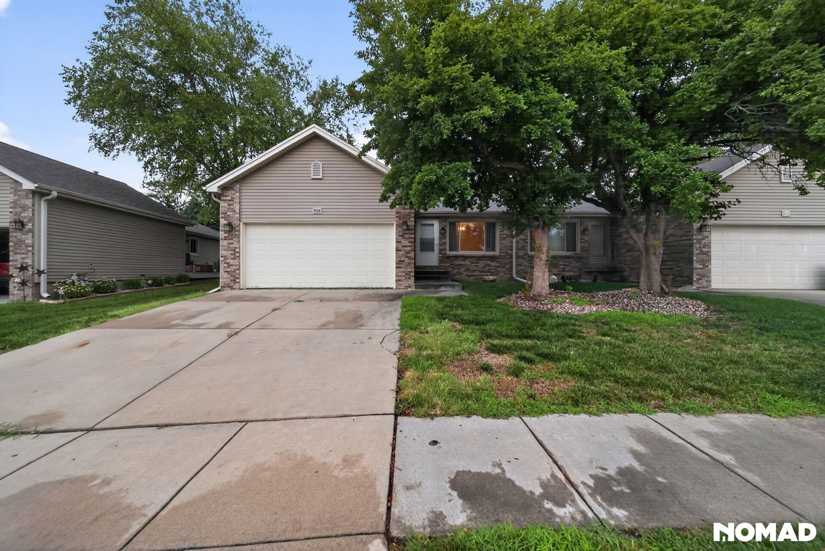 Lincoln Townhome: 908 Newport Blvd