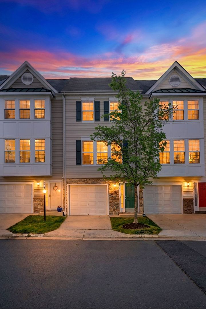 Sterling House: 23185 Blackthorn Sq