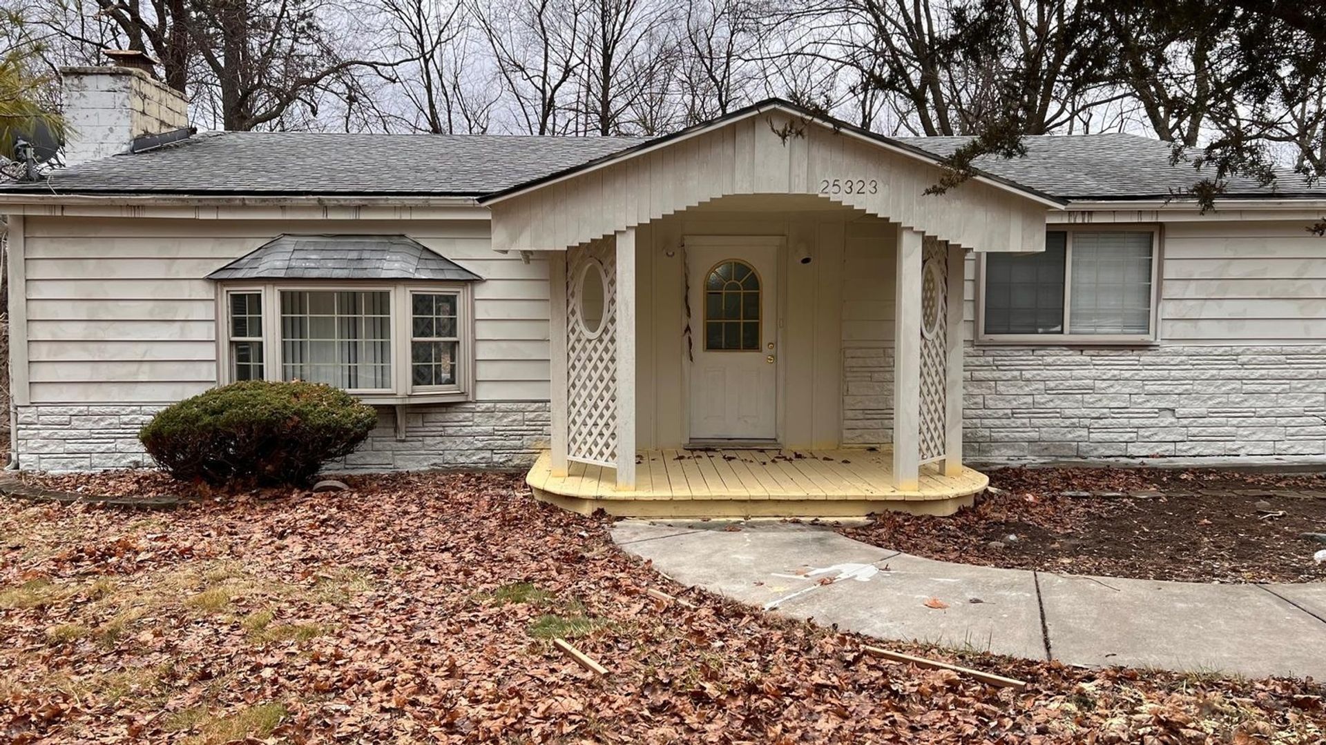 Farmington House: 25323 Orchard Lake Rd