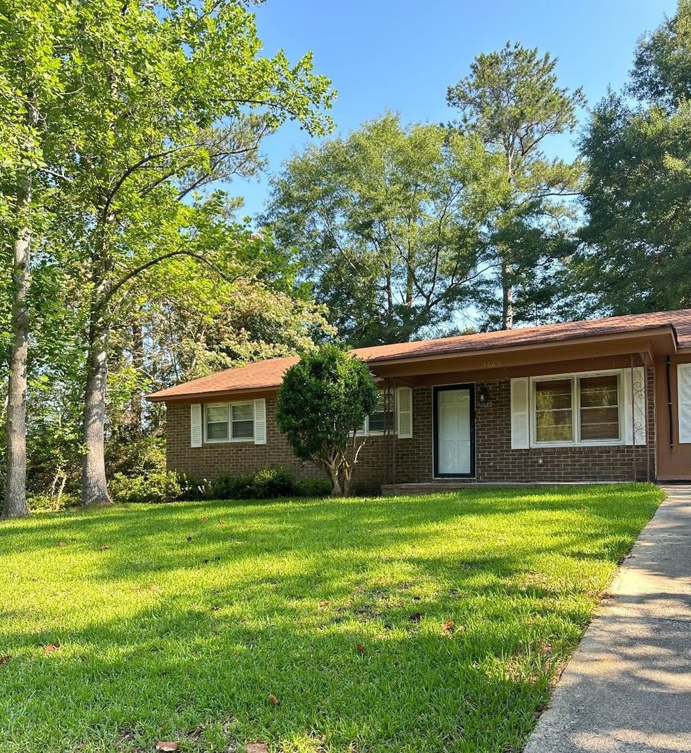 Macon House: 4685 Pinedale Dr