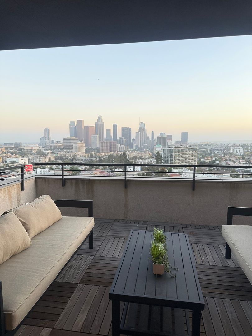 Los Angeles House: 1056 N Joels Pl