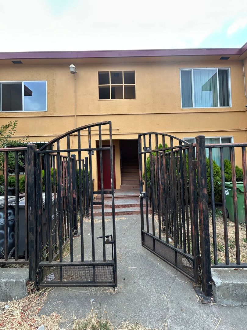 Oakland Townhome: 2324 92nd Ave
