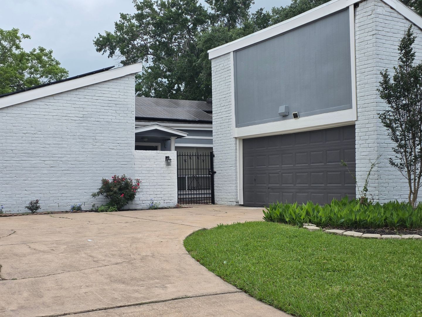Houston House: 13906 Ella Lee Ln