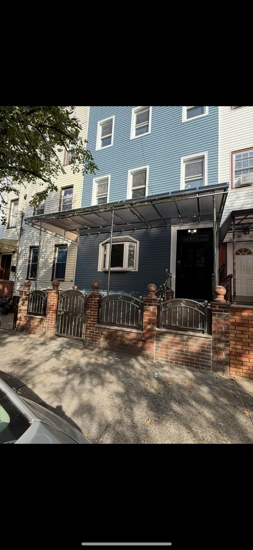 Brooklyn Townhome: 189 Sheridan Ave