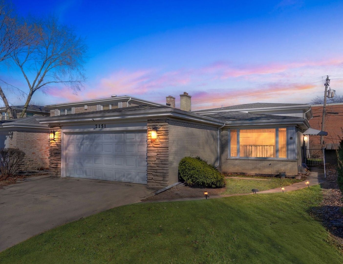 Lincolnwood House: 7151 N Hamlin Ave