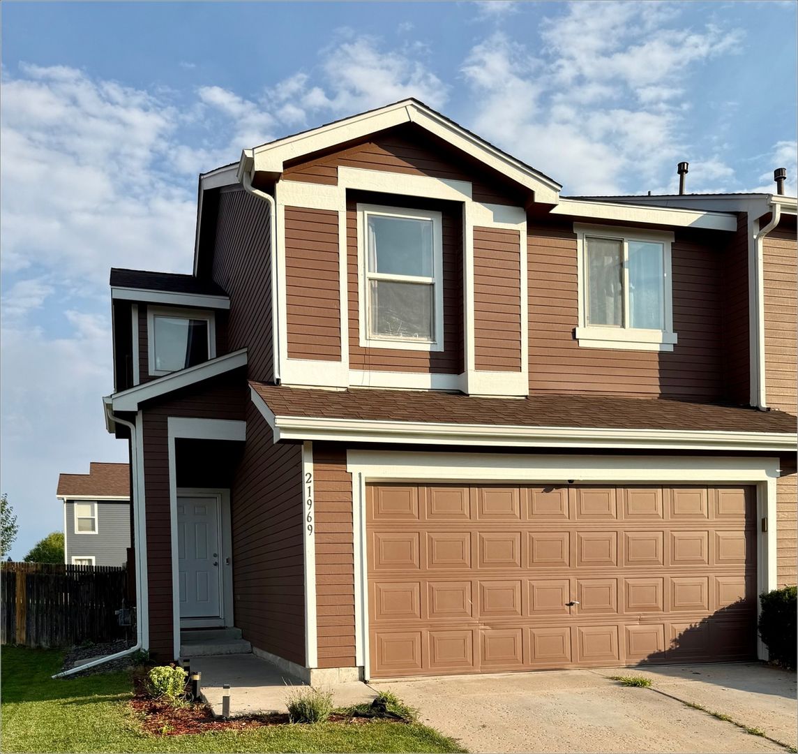 Aurora House: 21969 E Crestline Ln