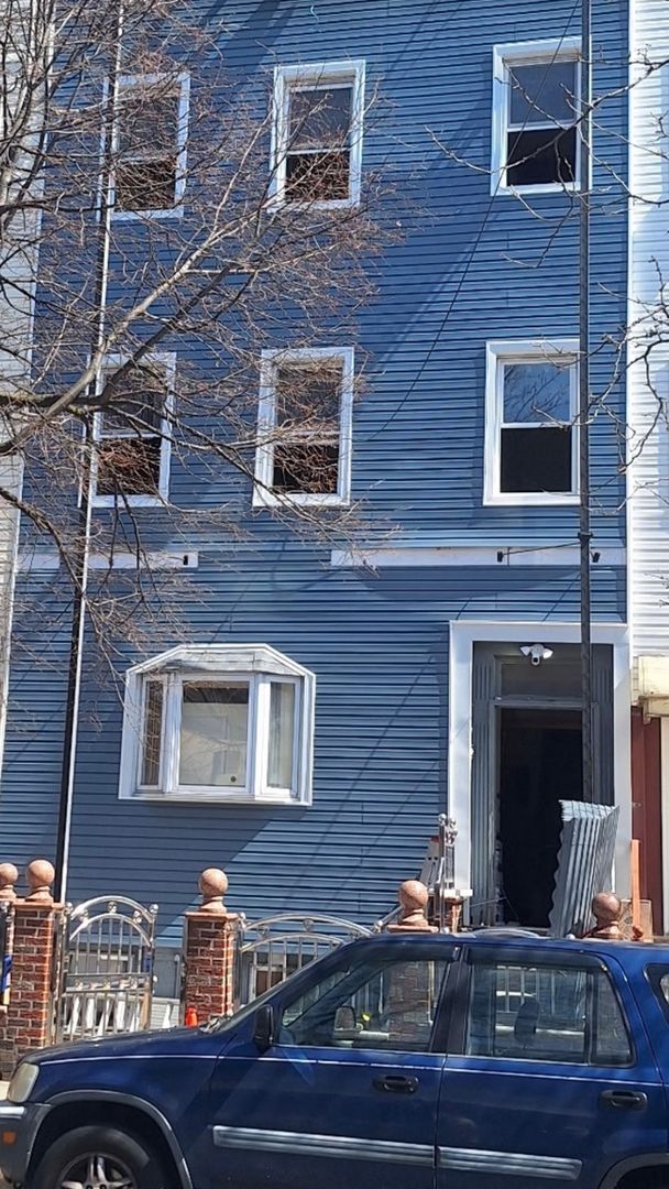 Brooklyn Townhome: 189 Sheridan Ave