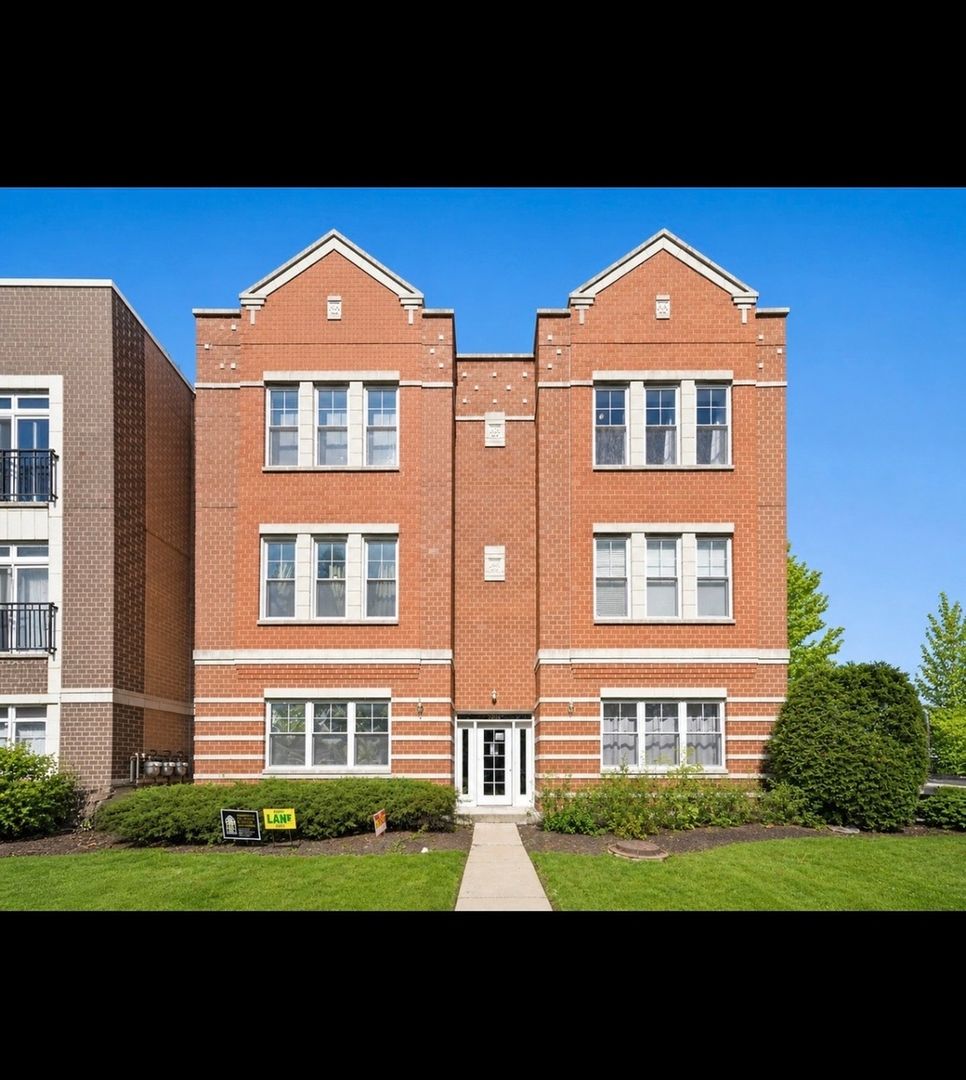 Elmwood Park Condo: 2204 N Natchez Ave