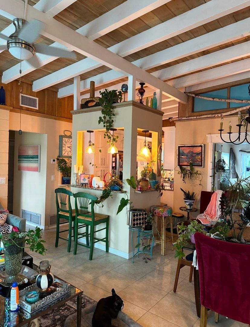 Venice House: 352 Tihami Rd