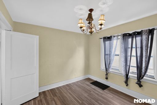 Large 2Bed/1Bath + Dining Room + Living Room + Sunroom in Kenmore – photo 1