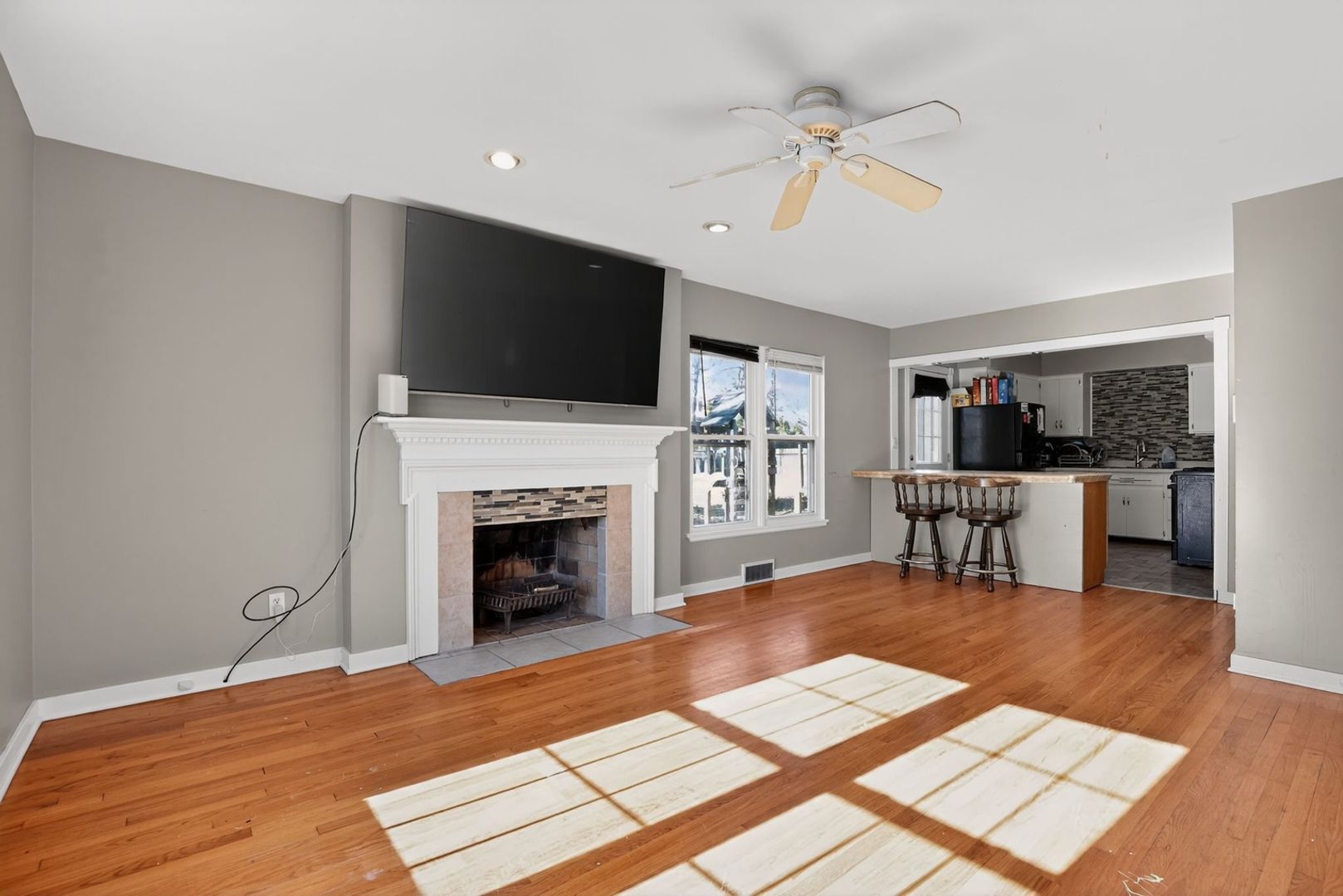 Crown Point House: 800 W Joliet St