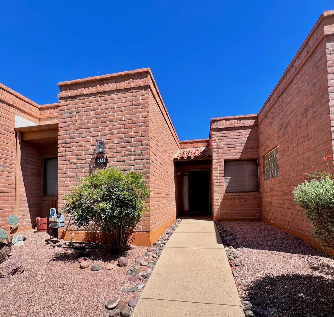 Green Valley Townhome: 2521 S Calle De Humes