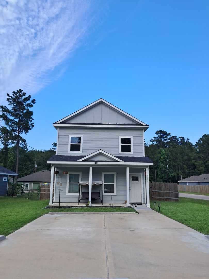 Montgomery House: 15834 Beechnut Dr