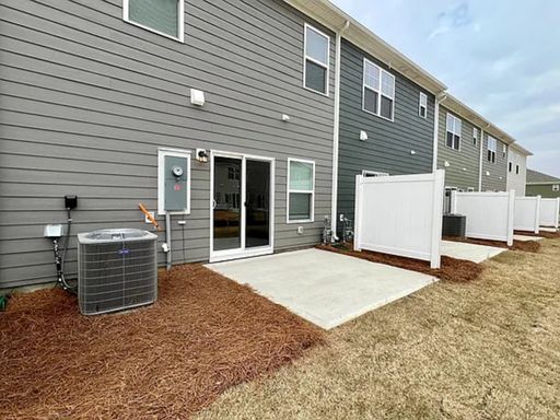 Charming 3BR Townhome in Monroe – photo 1