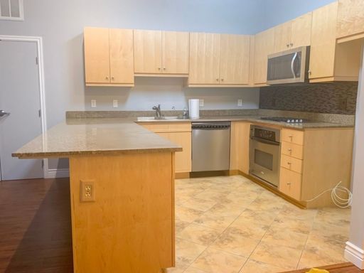 3 Bedroom Townhome in Downtown Anaheim - $500 Off 1st Month's Rent. – photo 1