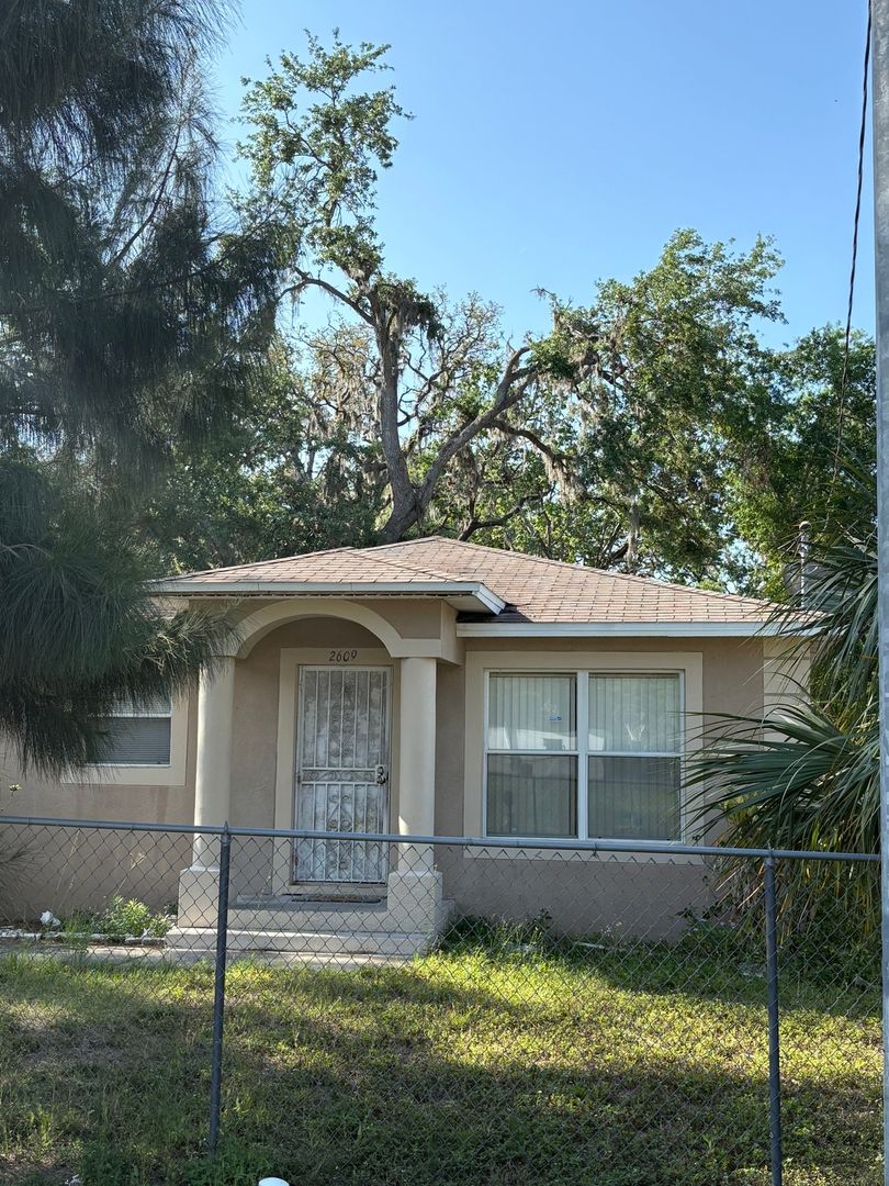 Tampa House: 2609 E Emma St