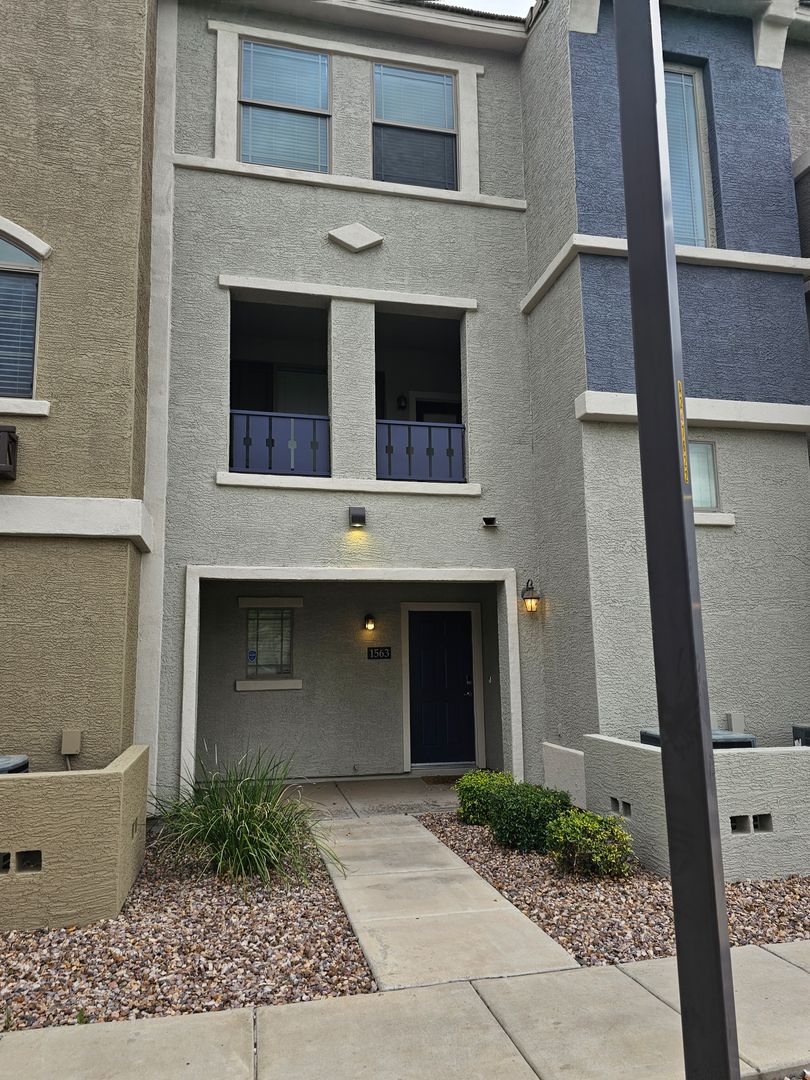 tempe House: 280 s evergreen rd