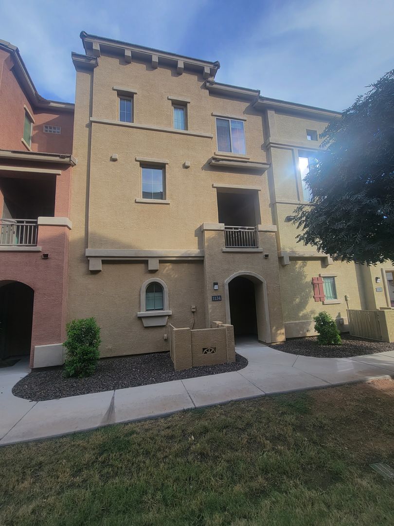 Chandler House: 900 S. 94th st #1134