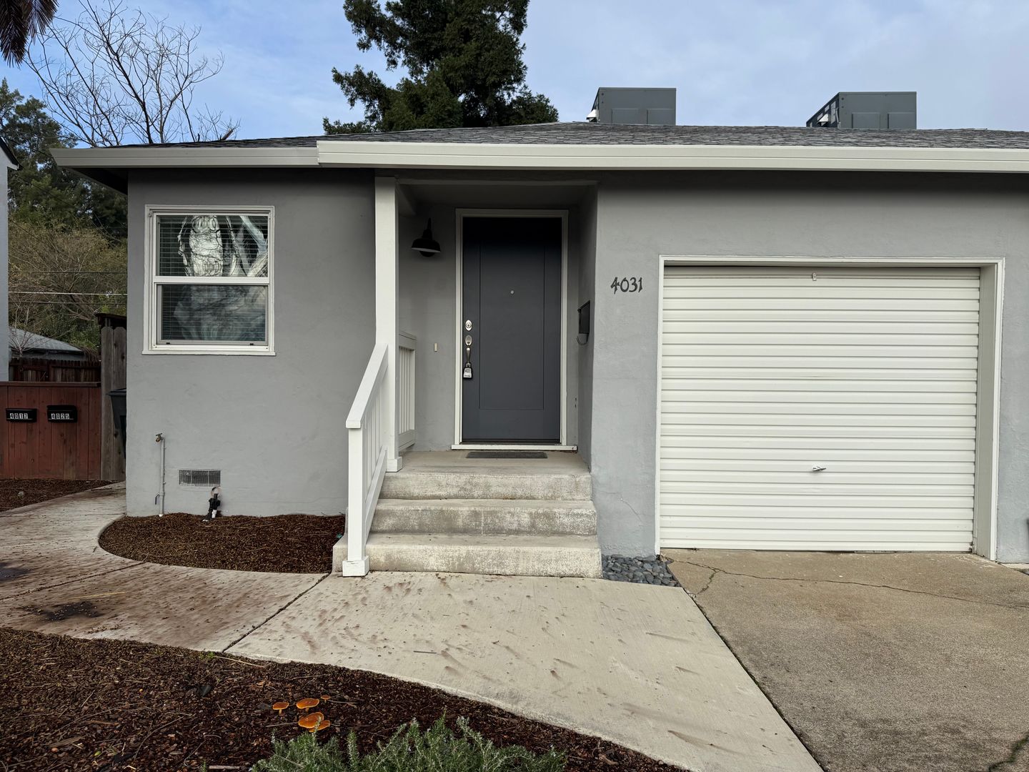Sacramento Multiplex: 4031/4033 Miller Way - 4031 Miller Way