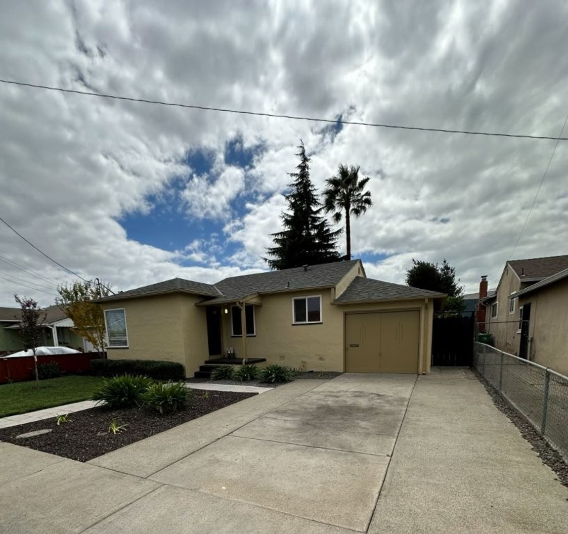 San Leandro House: 15211 Central Ave