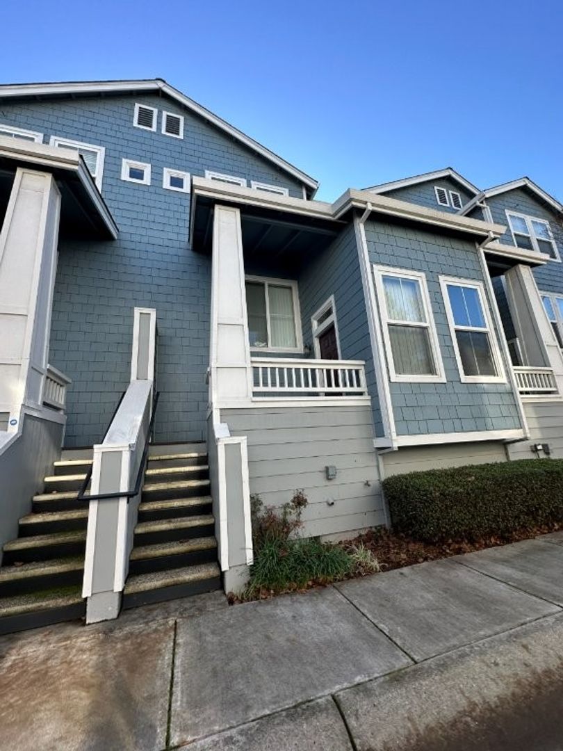 Hayward House: 622 Arcadia Drive