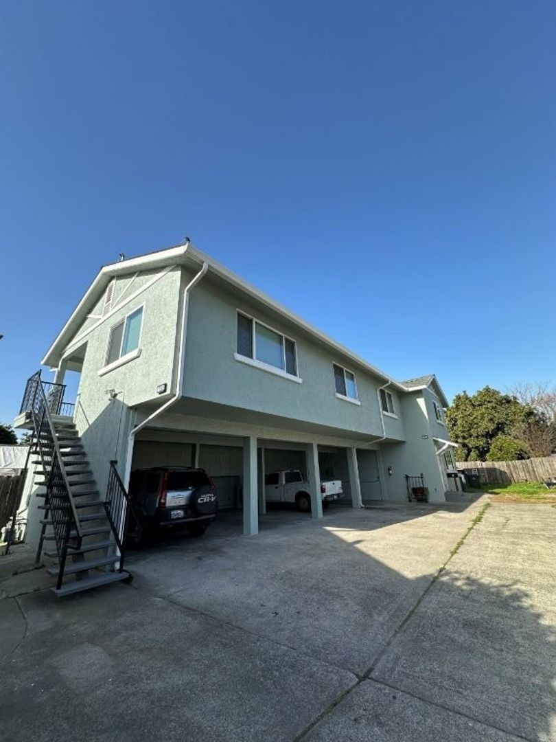 Hayward Apartment: 732 Sunset Blvd